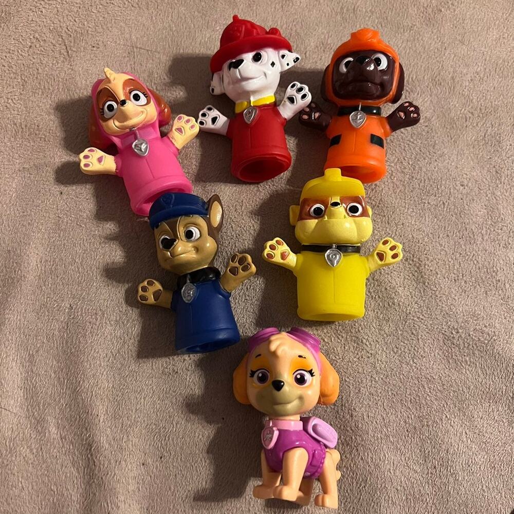 Paw patrol finger family puppets and figurine bundle